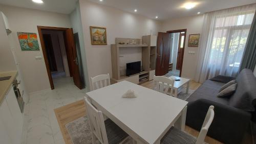 White grapes apartment, Petricz