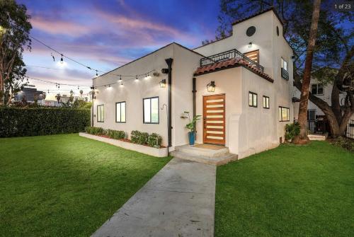 Family Friendly Hollywood Entertainer's Paradise 3BD-3BA