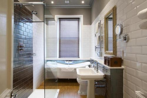 Bathroom, Liverpool Sefton Park Hotel by Dancenter in Garston