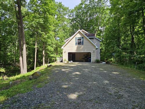 30 Day Minimum Stay - Private Creekside Solace in East Stroudsburg