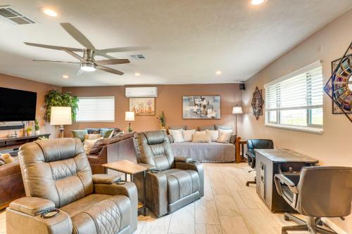 Roomy Tucson Home with Hot Tub and Pickleball Court! near คาสิโน เดล โซล