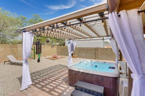 Roomy Tucson Home with Hot Tub and Pickleball Court! near คาสิโน เดล โซล