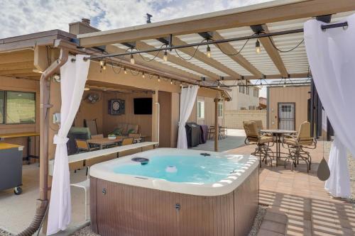 Roomy Tucson Home with Hot Tub and Pickleball Court! near คาสิโน เดล โซล