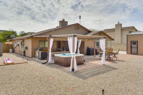 Roomy Tucson Home with Hot Tub and Pickleball Court! near คาสิโน เดล โซล
