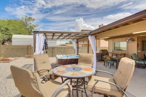 Roomy Tucson Home with Hot Tub and Pickleball Court! near คาสิโน เดล โซล
