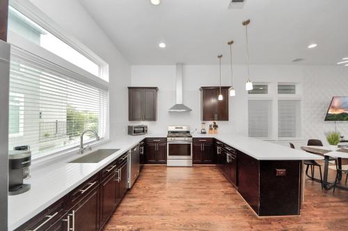 AMAZING ROOFTOP! DOWNTOWN SKYLINE VIEWS!!! SLEEPS 15 thumb 2