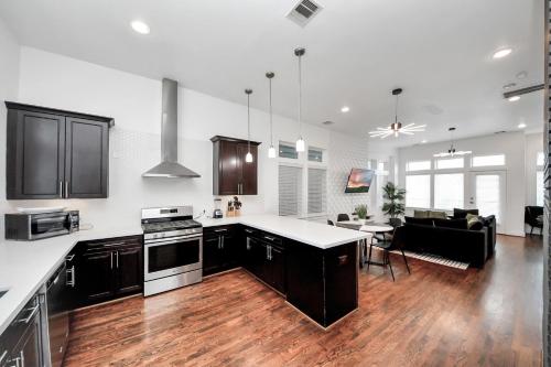 AMAZING ROOFTOP! DOWNTOWN SKYLINE VIEWS!!! SLEEPS 15 in Houston, USA