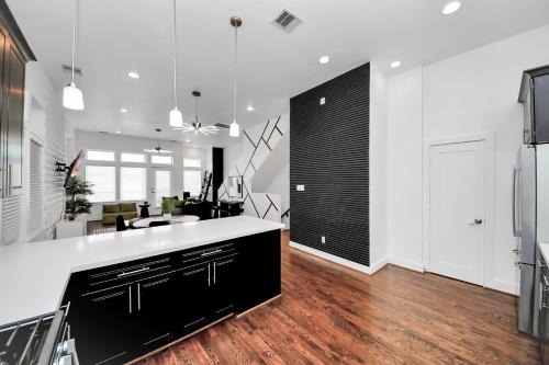 AMAZING ROOFTOP! DOWNTOWN SKYLINE VIEWS!!! SLEEPS 15 thumb 4