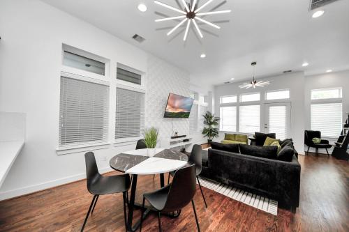 AMAZING ROOFTOP! DOWNTOWN SKYLINE VIEWS!!! SLEEPS 15 in Houston, USA