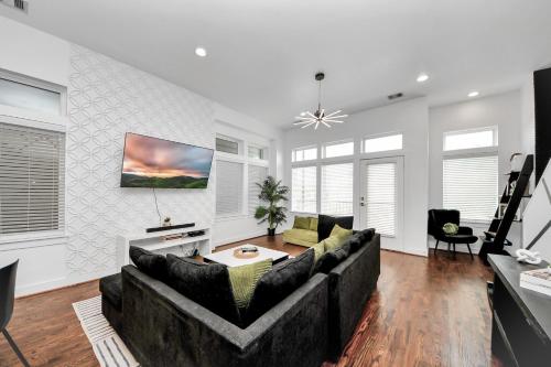 AMAZING ROOFTOP! DOWNTOWN SKYLINE VIEWS!!! SLEEPS 15 in Houston, USA