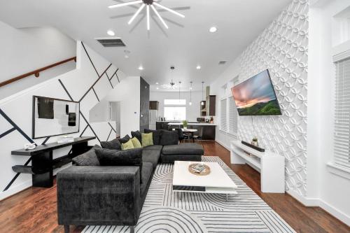AMAZING ROOFTOP! DOWNTOWN SKYLINE VIEWS!!! SLEEPS 15 detail