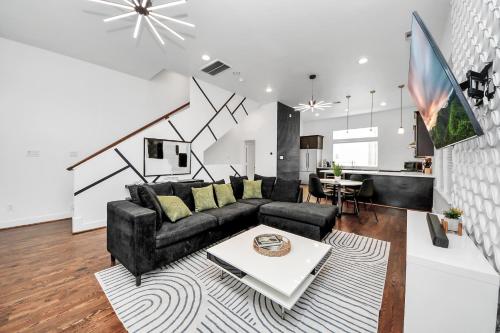 AMAZING ROOFTOP! DOWNTOWN SKYLINE VIEWS!!! SLEEPS 15 image