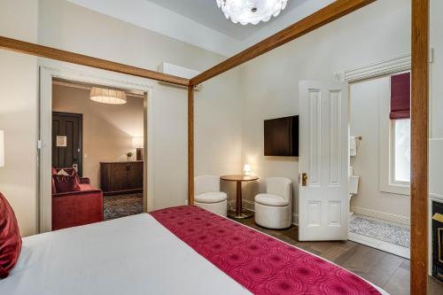 1 king bed, 1 sofa bed