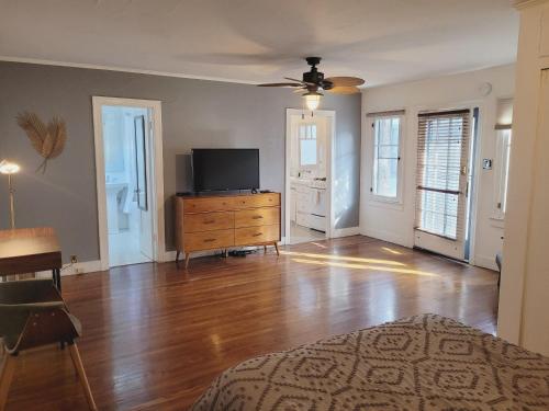 Spacious Studio Six in Hollywood!