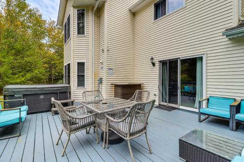 Poconos Farms Escape with Fire Pit and Private Hot Tub in Tobyhanna, USA