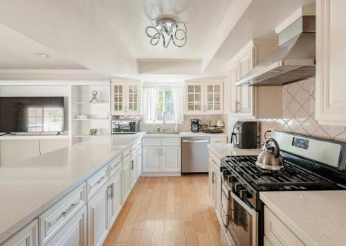 Spacious and Exclusive Oasis 6BR 3BA in Thousand Oaks