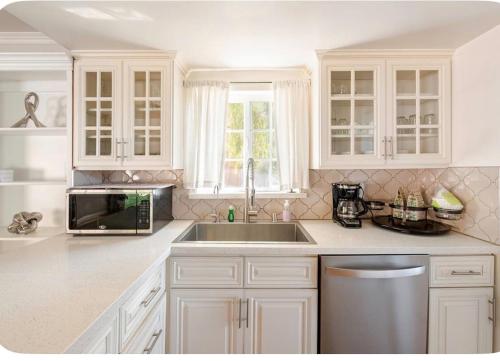 Spacious and Exclusive Oasis 6BR 3BA in Thousand Oaks