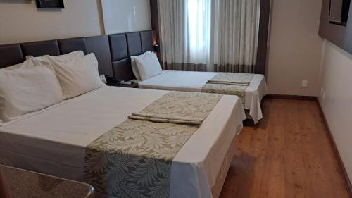 1 queen bed, 2 twin beds