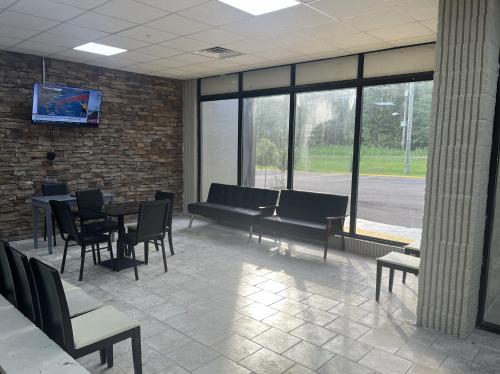 Lobby, HomeTowne Studios by Red Roof Athens, TN in Athens (TN)