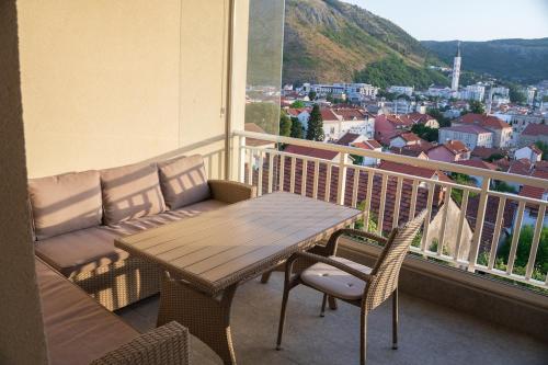 Stunning City View Balcony, Walk to Old Bridge
