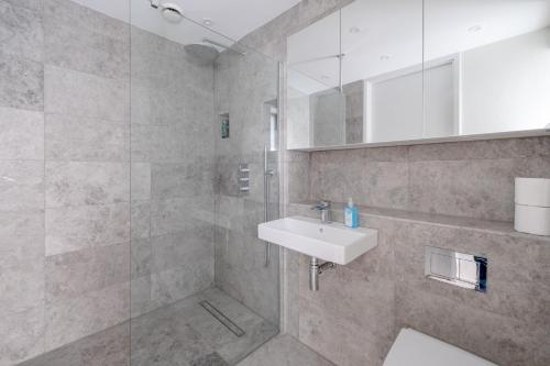 Modern 1BD Flat near River Thames Battersea! - image 6