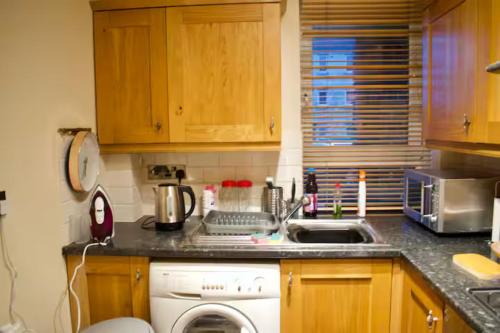 Lovely Newly Refurbed Home w Free Parking - image 10