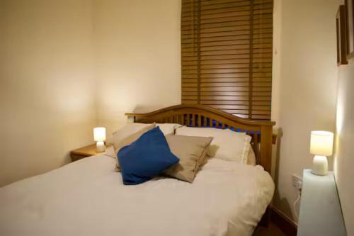 Lovely Newly Refurbed Home w Free Parking - image 3