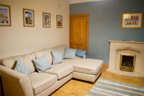 Lovely Newly Refurbed Home w Free Parking - image 9