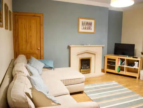 Lovely Newly Refurbed Home w Free Parking - image 14