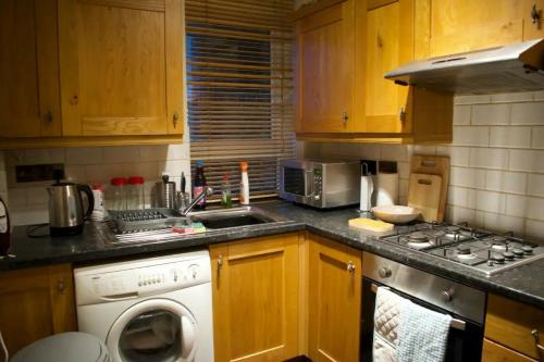 Lovely Newly Refurbed Home w Free Parking - image 12