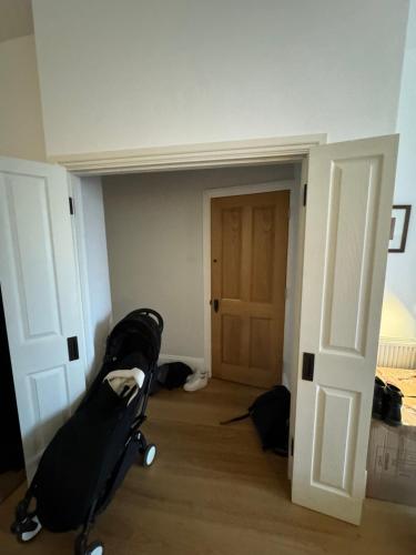 Spacious 2BD Flat By Regents Park & Camden Town! - main image