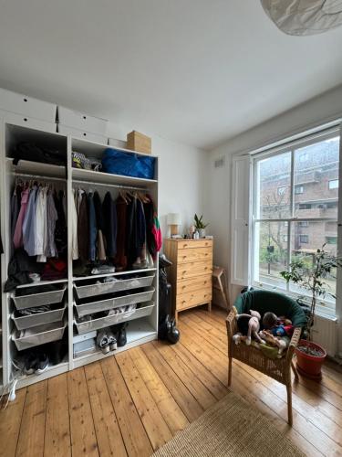 Spacious 2BD Flat By Regents Park & Camden Town! - image 2