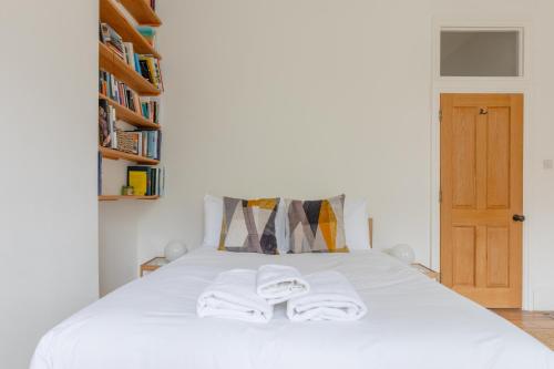 Spacious 2BD Flat By Regents Park & Camden Town! - image 10