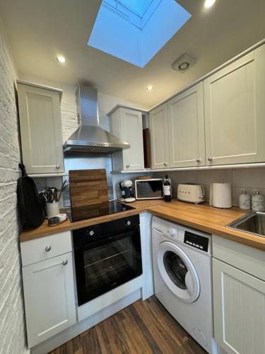 Central & Charmingly Curated 1BD WiFi Fulham - image 10
