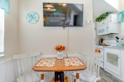 Lakeland Cottage with Pool Access and Screened Porch! in Lakeland, USA