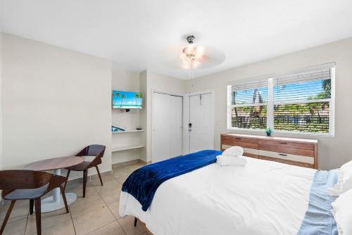 Lake Worth2 Getaway-Cozy studio with Pool complex