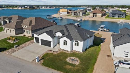 Lakefront Mansion!Close to SAC&Mahoney State Park!