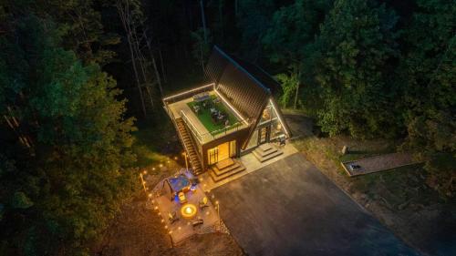 Sleek A-Frame Cabin | Rooftop Sun Deck & Hot Tub – khách sạn tại Ngoại ô Pigeon Forge