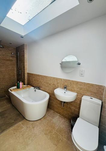 Large Bath Home - 3 Bedrooms, Sleeps 8, Bath (foto 4)