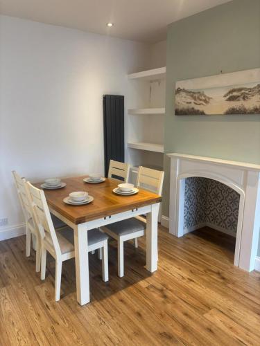 Large Bath Home - 3 Bedrooms, Sleeps 8, Bath (foto 6)