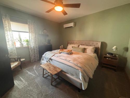 Mountain View Room wPrivate Bath close to downtown
