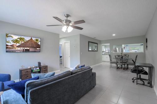 Beaches Fishing and Shopping in Lakewood Park (FL)