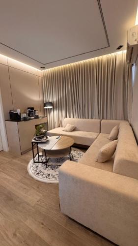 شقة غرفة وصالة تصميم مودرن دخُول ذاتي in As Safra