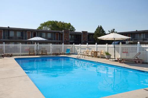 ทัศนียภาพภายนอกโรงแรม, ซิมารอน อินน์ แคลแมท ฟอลล์ (Cimarron Inn Klamath Falls) in แคลมัทฟอลส์ (OR)