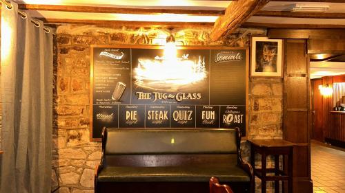 Jug and glass in 매트로크