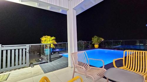 Peldbaseins, Le ROCHER BLEU 3 ETOILES in Le Diamant
