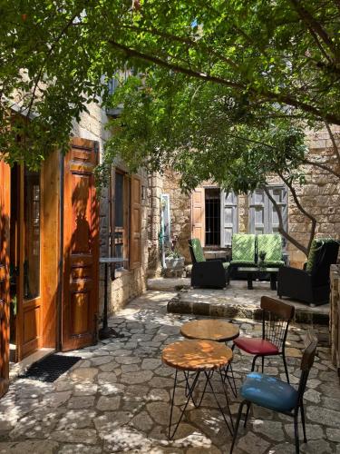 Vista Exterior, Dar Asmat Batroun Charming 3-Bedroom Stone Home Steps from Old Town & Beach in Batroun