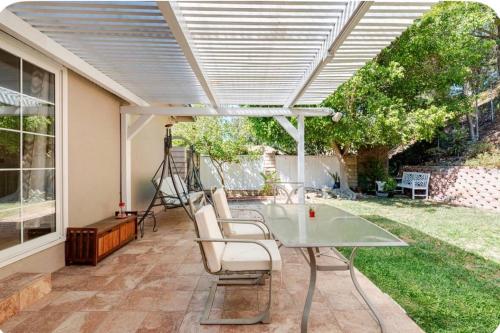 Spacious and Exclusive Oasis 6BR 3BA in Thousand Oaks