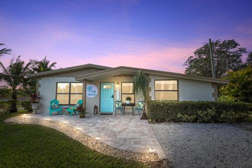 Nautical 3-Bedroom Hideaway only 10min to the Beach!