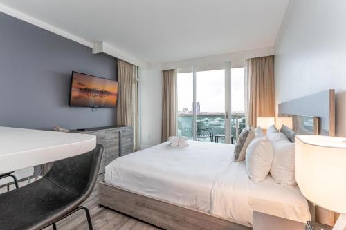 Stylish Studio at Hotel Arya King Bed Full Kitchen City View Balcony and Parking – khách sạn tại Coconut Grove